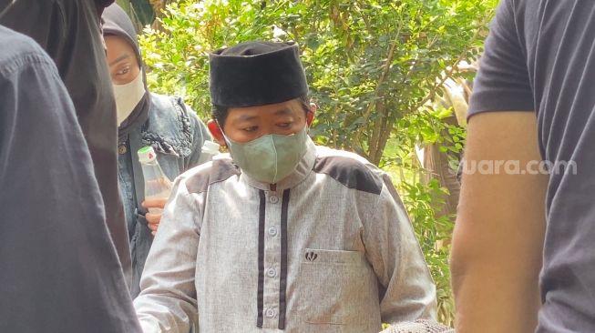 Adul di pemakaman sang ibu di TPU Kramat Pela, Kebayoran Baru, Jakarta Selatan, Sabtu (25/3/2023). Ibunda Adul, Umroni meninggal dunia di sebuah rumah sakit di Tangerang Selatan, karena penyakit diabetes, Jumat (24/3/2023). [Adiyoga Priyambodo/Suara.com]