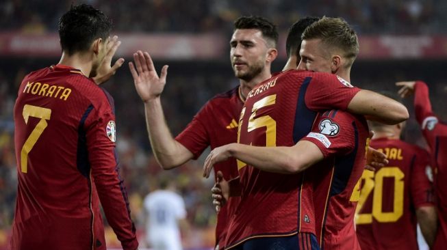 Penyerang timnas Spanyol Dani Olmo (kanan) melakukan selebrasi dengan rekan-rekannya setelah mencetak gol pertama timnya selama matchday pertama Grup A kualifikasi EURO 2024 antara Spanyol vs Norwegia di stadion La Rosaleda di Malaga pada 25 Maret 2023.CRISTINA QUICLER/AFP.