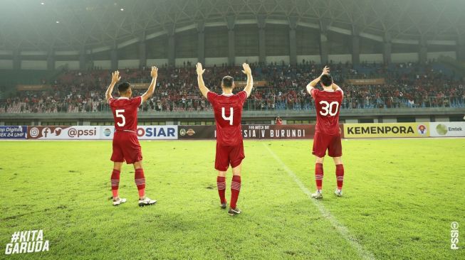 (Dari kiri) trio bek tengah, Rizky Ridho, Jordi Amat dan Elkan Baggott menyapa penggemar usai laga uji coba FIFA Matchday kontra Burundi di Stadion Patriot Candrabhaga, Bekasi, Jawa Barat, Minggu (25/3/2023) malam WIB. Timnas Indonesia menang 3-1 atas Burundi. [PSSI]