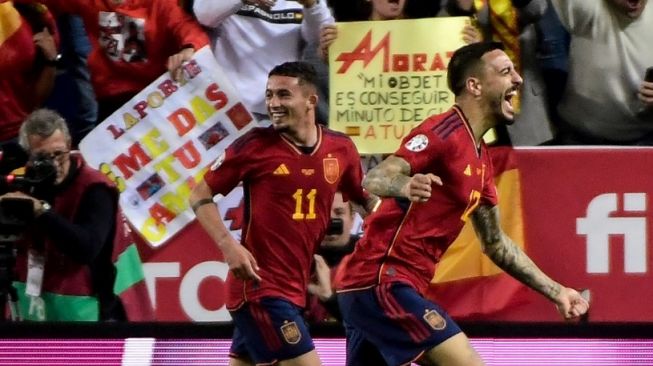 Penyerang timnas Spanyol Joselu (kanan) melakukan selebrasi dengan penyerang Yeremy Pino setelah mencetak gol selama matchday pertama Grup A kualifikasi EURO 2024 antara Spanyol vs Norwegia di stadion La Rosaleda di Malaga pada 25 Maret 2023.CRISTINA QUICLER/AFP