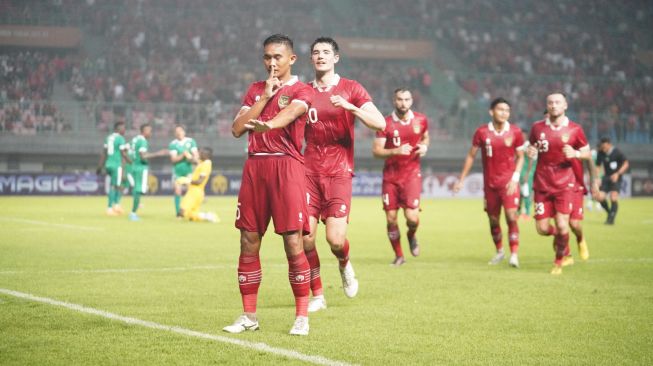Indonesian national team defender Rizky Ridho celebrates with his colleagues after scoring his team's third goal during the FIFA Matchday trial match against Burundi at Patriot Candrabhaga Stadium, Bekasi, West Java, Sunday (25/3/2023) evening WIB. [PSSI]