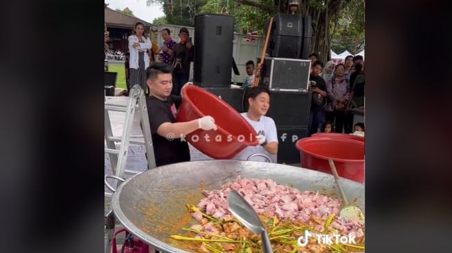 Bobon Santoso dan Chef Arnold Bikin Gulai Ayam Porsi Jumbo di Solo, Jan Ethes Ikutan Ngintip