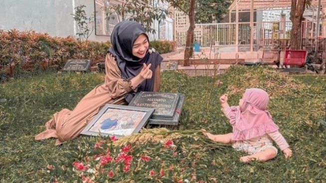 Ria Ricis Ajak Moana Ziarah Kubur Kakeknya, Warganet: Ga Kegelian sama Tanah dan Rumput