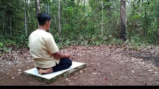 Pengikut Raja Adil Khalifah Akhir Zaman Pasang Poster di Desa, Mengajak Sujud di Makom Putih di Hutan