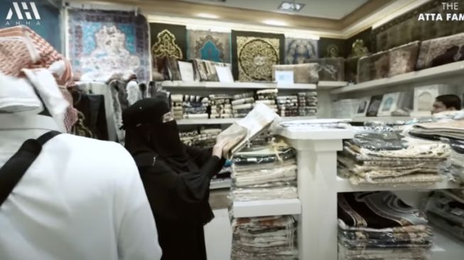 Momen Atta-Aurel Beli Kado Ultah KD di Tanah Suci (YouTube/ AH)