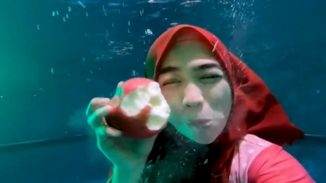 Momen Ria Ricis sahur dalam air (YouTube/Ricis Official)