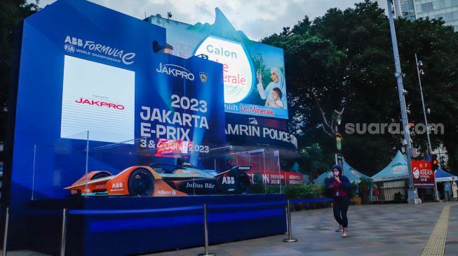 Replika mobil balap listrik Formula E dipamerkan di Bundaran HI, Jakarta Pusat, Senin (27/3/2023). [Suara.com/Alfian Winanto]