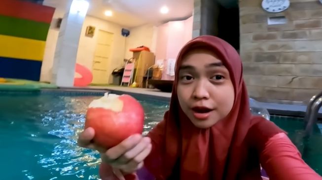 Momen Ria Ricis sahur dalam air (YouTube/Ricis Official)