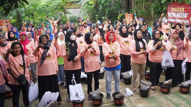 Jaga Ketahanan Pangan, Ratusan Emak-emak di Cilangkap Tanam Pohon Cabai