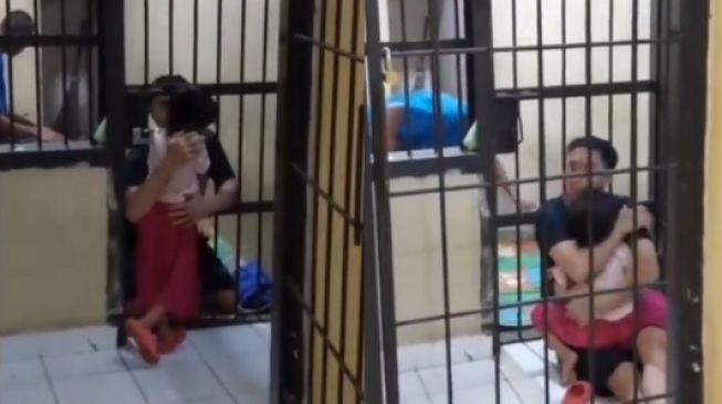 Polisi Buka Pintu Sel Supaya Tahanan Bisa Pelukan dengan Anaknya, Publik Campur Aduk: Ya Sedih Ya Bahagia