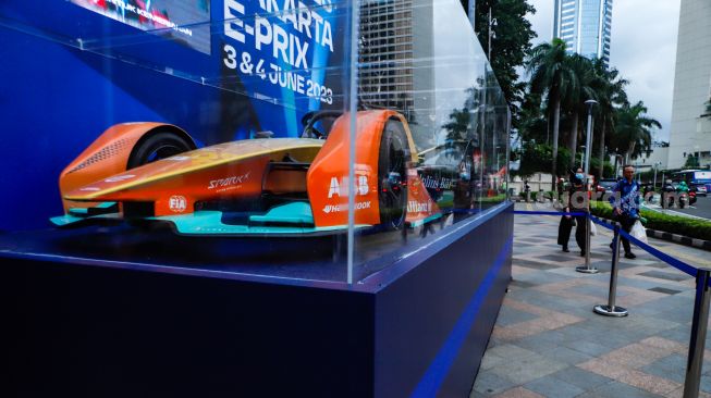 Replika mobil balap listrik Formula E dipamerkan di Bundaran HI, Jakarta Pusat, Senin (27/3/2023). [Suara.com/Alfian Winanto]