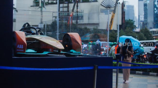 Replika mobil balap listrik Formula E dipamerkan di Bundaran HI, Jakarta Pusat, Senin (27/3/2023). [Suara.com/Alfian Winanto]