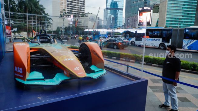 Replika mobil balap listrik Formula E dipamerkan di Bundaran HI, Jakarta Pusat, Senin (27/3/2023). [Suara.com/Alfian Winanto]