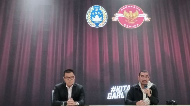 Anggota komite eksekutif PSSI Arya Sinulingga (kanan) menjawab pertanyaan para pewarta pada konferensi pers di GBK Arena, Jakarta, Minggu (26/3/2023). [Antara/Rauf Adipati]