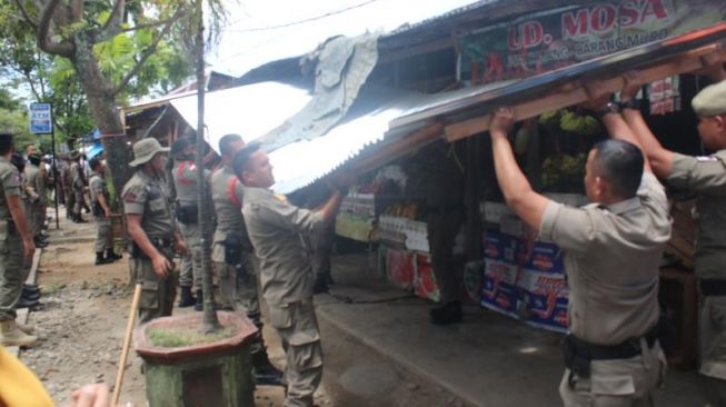 Santai Dicaci Maki, Petugas Satpol PP Padang Tetap Bongkar Lapak Pedagang Bandel