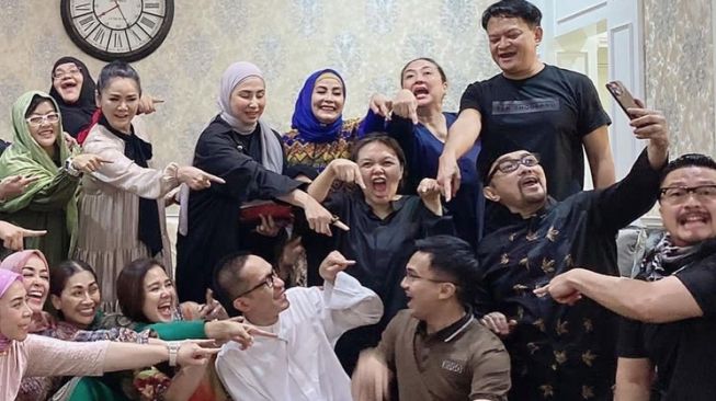 9 Potret Aming Buka Puasa Bareng Rekan Artis, Penampilan Macho Curi Perhatian