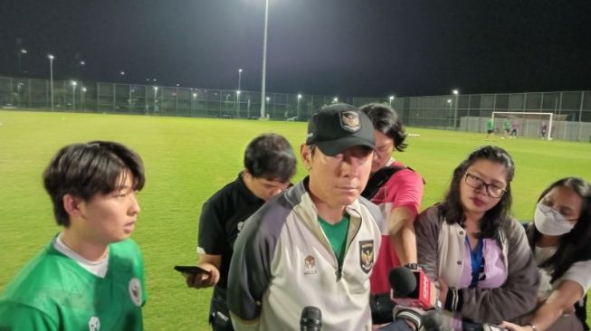 Pelatih timnas Indonesia Shin Tae Yong menjawab pertanyaan para pewarta sebelum memimpin latihan yang berlangsung di lapangan latihan Jakarta International Stadium, Jakarta, Senin (27/3/2023). (ANTARA/RAUF ADIPATI)