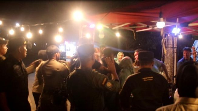 Ricuh Penertiban Kafe di Pantai Padang, Pedagang Pukuli Satpol PP hingga Sandera Mobil Petugas
