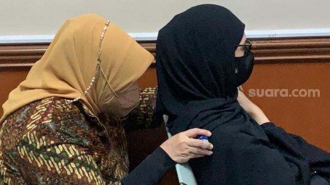 Endang Sri Wahyuningsih (kerundung cokelat) Ibu AKPB Dody Prawiranegara menangis setelah jaksa membacakan tuntutan 20 tahun penjara kepada anaknya terkait kasus penilapan sabu-sabu. (Suara.com/Yaumal)