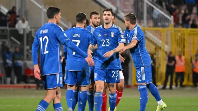 Para pemain timnas Italia melakukan selebrasi setelah memenangkan matchday kedua Grup C kualifikasi Euro 2024 antara Malta vs Italia, di stadion Nasional di Ta'Qali, Malta, pada 26 Maret 2023.Alberto PIZZOLI / AFP