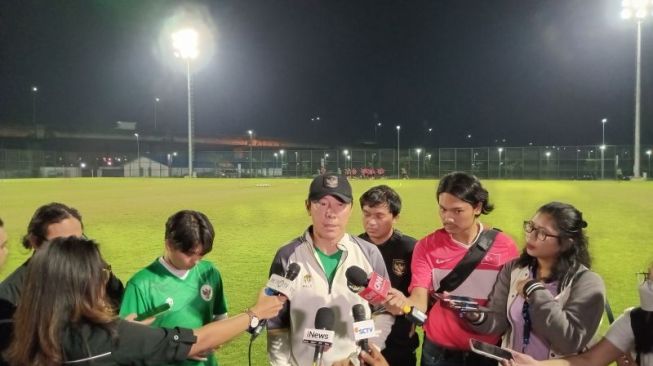 Pelatih timnas Indonesia Shin Tae Yong menjawab pertanyaan para pewarta, sebelum memimpin sesi latihan yang berlangsung di lapangan latihan Jakarta International Stadium, Jakarta, Senin (27/3/2023). (ANTARA/RAUF ADIPATI)