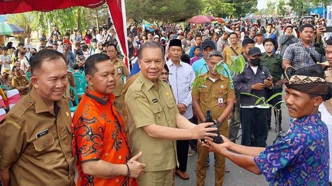 Wakil Ketua DPRD Kapuas Apresiasi Pembagian Bibit Pohon ke Desa-Desa