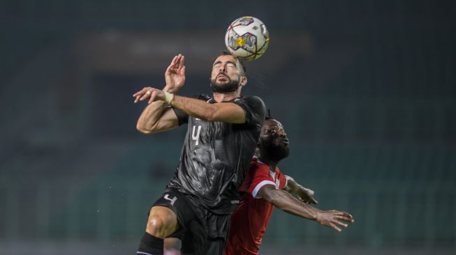 Pesepak bola Timnas Indonesia Jordi Amat (kiri) berebut bola dengan pesepak bola Timnas Burundi Shabani Hussein (kanan) dalam pertandingan FIFA Match Day di Stadion Patriot Candrabhaga, Bekasi, Jawa Barat, Selasa (28/3/2023). ANTARA FOTO/Galih Pradipta/foc. 