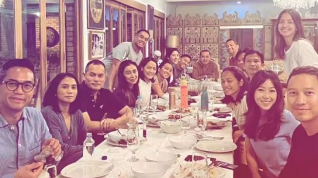 Potret Wajah Polos Artis saat Sahur (Instagram/@ramadhaniabakrie)