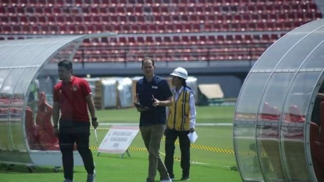 FIFA inspeksi di Stadion Kapten I Wayan Dipta, Gianyar, Bali, Senin (28/3/2023). [Istimewa] 