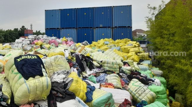 Kemendag Bakar Ribuan Pakaian Bekas Impor, Pedagang: Wah Itu yang Bermerk, Sayang Banget