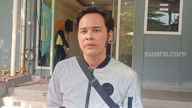 Calvin Dores ditemui di kawasan Mampang, Jakarta Selatan pada Selasa (28/3/2023). [Suara.com/Rena Pangesti]