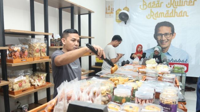Bantu Pemasaran Puluhan UMKM Sukabumi, Relawan Sandiaga Uno Gelar Bazar Kuliner Ramadhan Hingga Bagi Takjil Gratis