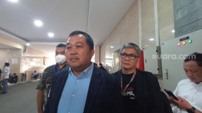 Koordinator MAKI, Boyamin Saiman saat melaporkan Mahfud dkk ke Bareskrim Polri. (Suara.com/M Yasir)