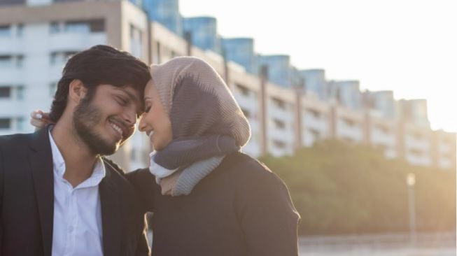 Hukum Memeluk Istri saat Puasa Ramadhan, Bikin Batal atau Tidak?