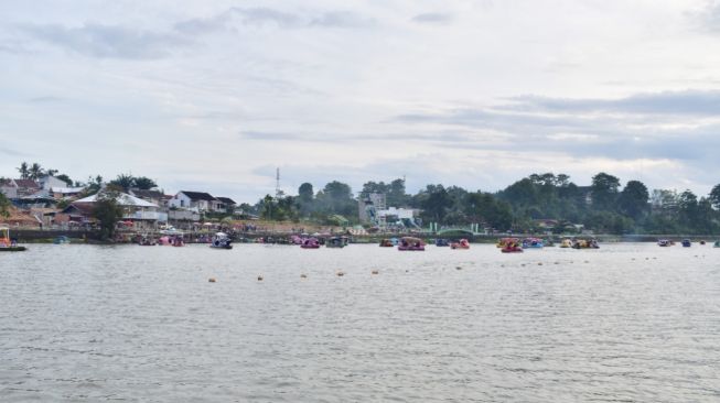 Sensasi Menaiki 'Ketek' Menyusuri Pesona Danau Sipin Kota Jambi