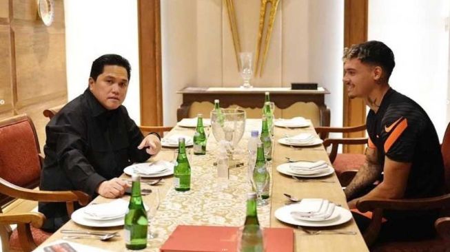 Pemain naturalisasi Timnas Indonesia, Shayne Pattynama (kanan) makan malam bersama Ketua Umum PSSI, Erick Thohir. [IG/@erickthohir[