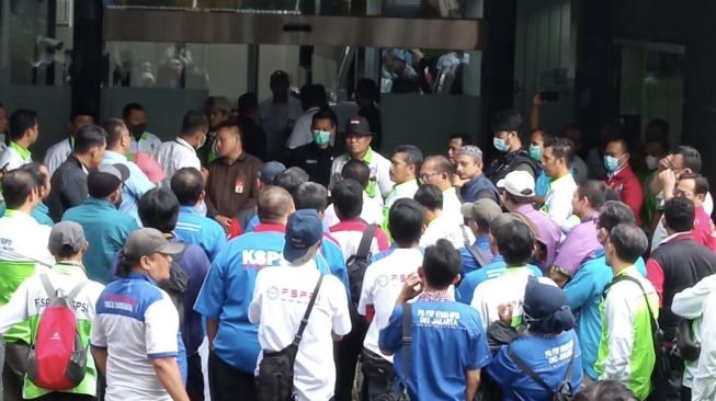 Pengin Nonton Keterangan Perppu Cipta Kerja di Sidang MK, Ratusan Buruh Minta Ada Pengeras Suara dan Layar Lebar