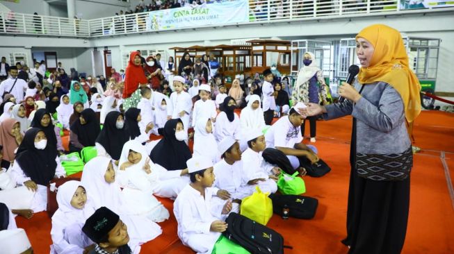 Safari Ramadan di Gresik, Khofifah Bersama Baznas Jatim Santuni 1.000 Anak Yatim