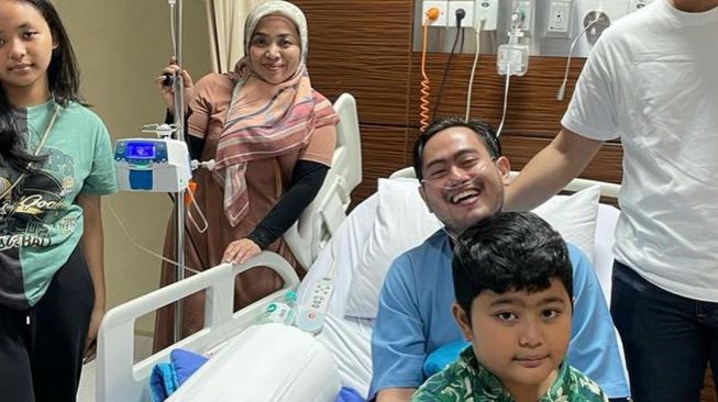 7 Momen Nassar Dijenguk Rekan Artis, Ada Sang Mantan Istri Muzdalifah Bareng Fadel Islami