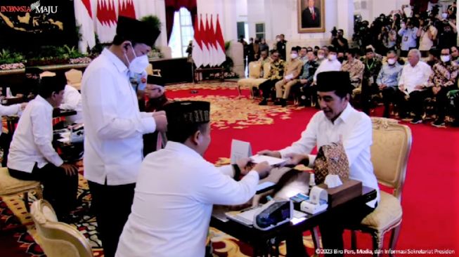 Jokowi, Ma'ruf Amin Hingga Para Menteri Berjamaah Bayar Zakat