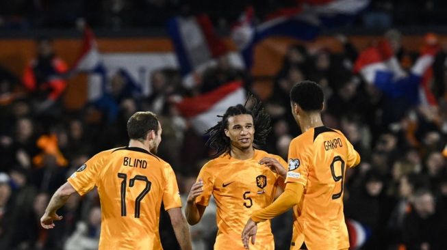 Bek timnas Belanda Nathan Ake (tengah) melakukan selebrasi setelah mencetak gol ketiga timnya selama matchday kedua Grup B KUalifikasi Euro 2024 antara Belanda vs Gibraltar di Stadion Feijenoord 'De Kuip', di Rotterdam, pada 27 Maret 2023.JOHN THYS / AFP.