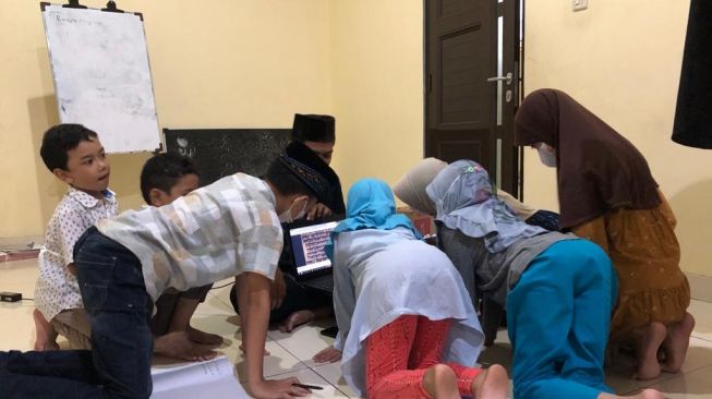 Anak-anak warga Ahmadiyah Depok belajar kajian Islam jelang ngabuburit, Minggu (26/3/2023). [Suara.com/Dea]