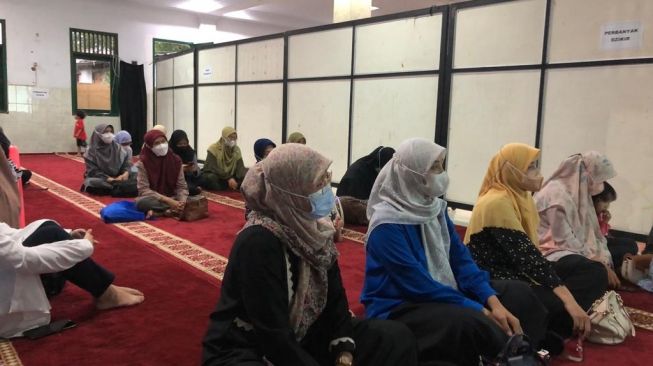 Ibu-ibu jemaah Ahmadiyah Depok mengikuti ceramah menjelang berbuka puasa di Masjid Al Hidayah, Sawangan, Depok, Jawa Barat, Minggu (26/3/2023). [Suara.com/Dea] 