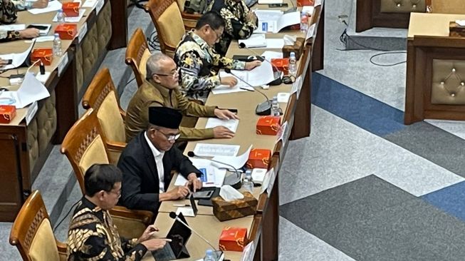 Plt Menpora Muhadjir Effendy dalam rapat kerja bersama Komisi X DPR RI di Kompleks Parlemen, Senayan, Jakarta, Selasa (28/3/2023). [Suara.com/Bagaskara]