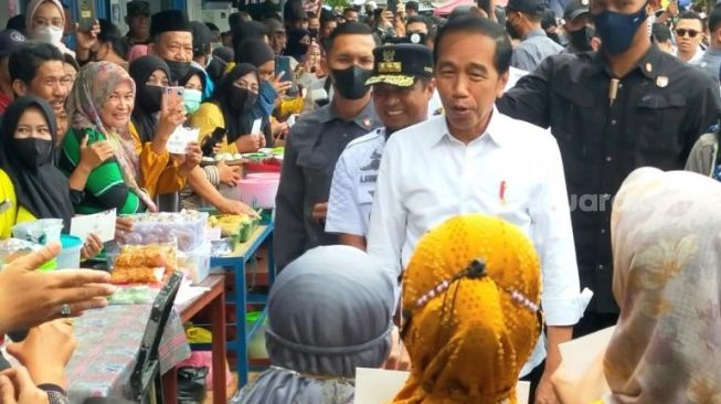 Presiden Jokowi Cek Harga Sembako di Pasar Rakyat Butta Salewangang Maros