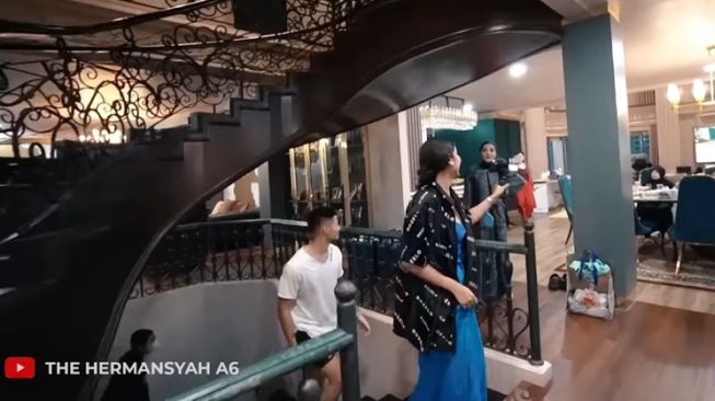 Momen Millen Cyrus Buka Puasa di Rumah Ashanty (YouTube/The Hermansyah A6)