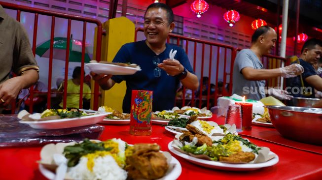 Pengurus vihara menyiapkan makanan berbuka puasa untuk warga di Vihara Dharma Bakti, Jakarta Barat, Rabu (29/3/2023). [Suara.com/Alfian Winanto]