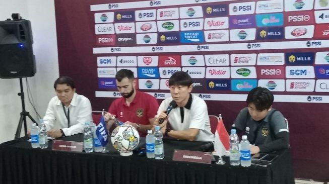 Pelatih timnas Indonesia Shin Tae Yong (kedua dari kanan) dan Jordi Amat menjawab pertanyaan para pewarta pada konferensi pers setelah pertandingan FIFA match day melawan Burundi, di Stadion Patriot Candrabhaga, Bekasi, Selasa (28/3/2023). (ANTARA/RAUF ADIPATI)