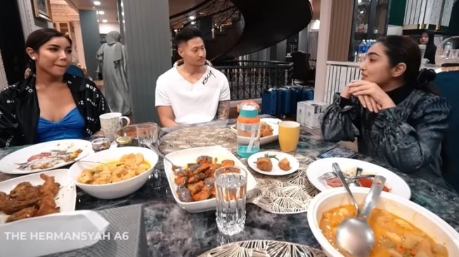 Momen Millen Cyrus Buka Puasa di Rumah Ashanty (YouTube/The Hermansyah A6)