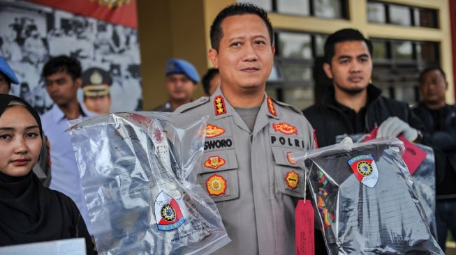 Kapolresta Bandung Kombes Pol Kusworo Wibowo menunjukan barang bukti celurit saat rilis kasus pembacokan mantan Ketua Komisi Yudisial Jaja Ahmad Jayus dengan tersangka Adt, di Polresta Bandung, Soreang, Kabupaten Bandung, Jawa Barat, Rabu (29/3/2023). [ANTARA FOTO/Raisan Al Farisi].